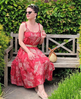 **Musterverkauf** Das „Suzy Sun Dress“ im Ruby Palm Print, einfach zu tragender Tiki-Stil aus den 50er Jahren