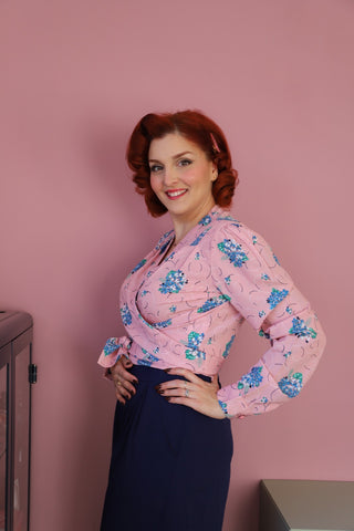 **Musterverkauf** Die „Darla“ Langarm-Wickelbluse in rosa Sommerstrauß, echter Vintage-Stil der 1940er-50er Jahre