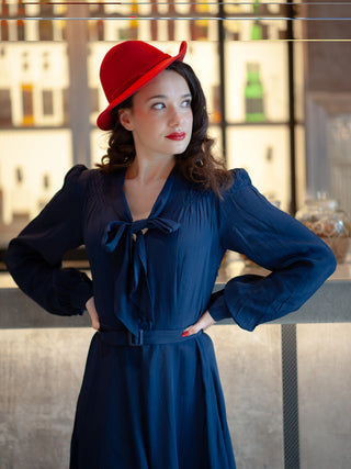 Robe « Eva » en marine, robe classique à manches longues de style années 1940 avec col noué