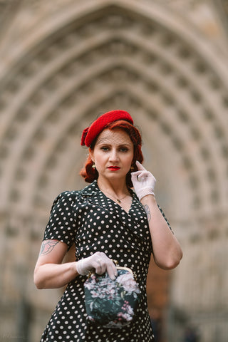 „Peggy Wickelkleid in Schwarz mit weißem Polkadot, klassischer echter Vintage-Stil der 1940er Jahre.“