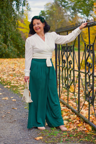 Le chemisier portefeuille à manches longues « Darla » en blanc antique, véritable style vintage