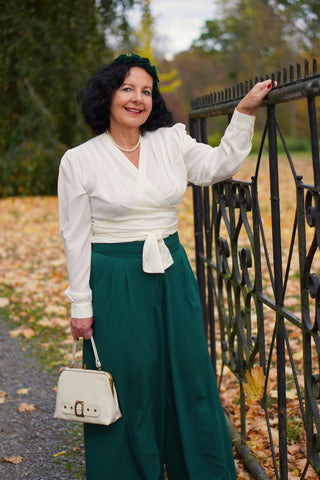 Le chemisier portefeuille à manches longues « Darla » en blanc antique, véritable style vintage