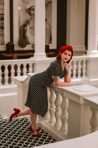 „Peggy Wickelkleid in Schwarz mit weißem Polkadot, klassischer echter Vintage-Stil der 1940er Jahre.“