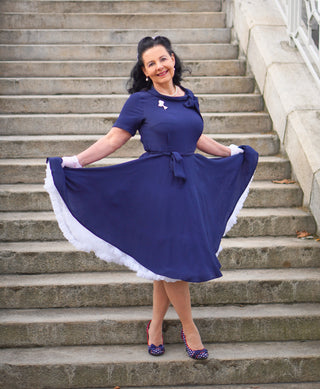 Robe Cindy en bleu marine par la couturière de Bloomsbury, style inspiré vintage classique des années 1940