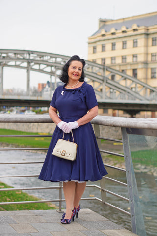 Robe Cindy en bleu marine par la couturière de Bloomsbury, style inspiré vintage classique des années 1940