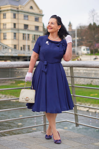 Cindy-Kleid in Marineblau von The Seamstress Of Bloomsbury, klassischer Vintage-inspirierter Stil der 1940er Jahre