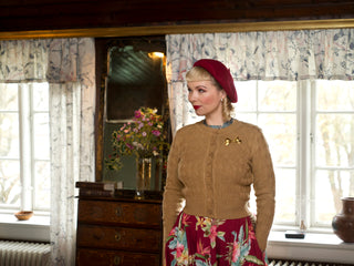 Le cardigan en tricot diamant texturé « Sandra » en biscuit, style vintage des années 1940 et 50