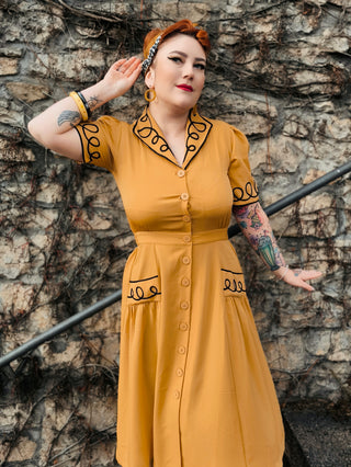 Das Hemdblusenkleid „Loopy-Lou“ in Senf mit kontrastierendem schwarzem RicRac, echter Vintage-Stil der 1950er Jahre