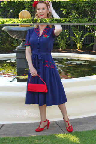 La robe chemise « Loopy-Lou » en marine avec contraste rouge RicRac, véritable style vintage des années 1950