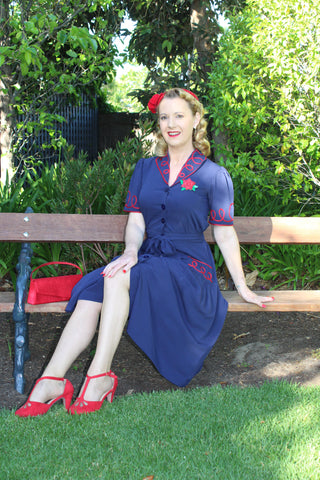 La robe chemise « Loopy-Lou » en marine avec contraste rouge RicRac, véritable style vintage des années 1950