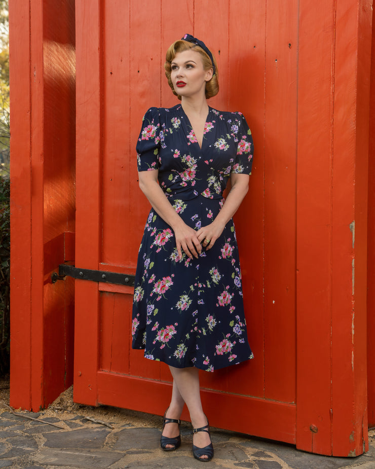 A Guide to Wearing a Corset or Girdle with an Authentic 1940s Dress –  WardrobeShop