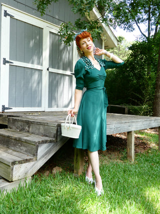 Das „Veronica-Kleid“ in Hampton Green, ein klassischer, von den 1940er Jahren inspirierter Vintage-Stil von der Schneiderin von Bloomsbury