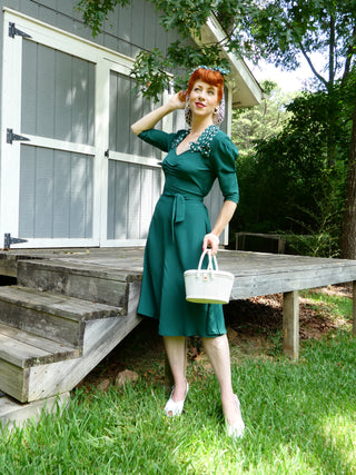 Das „Veronica-Kleid“ in Hampton Green, ein klassischer, von den 1940er Jahren inspirierter Vintage-Stil von der Schneiderin von Bloomsbury