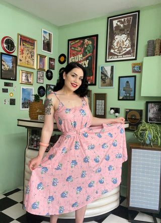 **Musterverkauf** Das „Suzy Sun Dress“ in rosa Sommerstrauß, leicht zu tragender Tiki-Stil aus den 50er Jahren