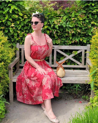 **Musterverkauf** Das „Suzy Sun Dress“ im Ruby Palm Print, einfach zu tragender Tiki-Stil aus den 50er Jahren