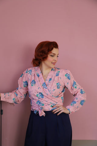 **Musterverkauf** Die „Darla“ Langarm-Wickelbluse in rosa Sommerstrauß, echter Vintage-Stil der 1940er-50er Jahre