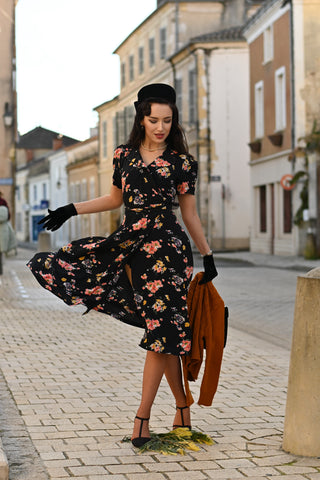 Wickelkleid „Peggy“ in Schwarz mit Mayflower-Print, klassischer Vintage-Stil der 1940er Jahre