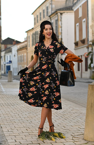 Wickelkleid „Peggy“ in Schwarz mit Mayflower-Print, klassischer Vintage-Stil der 1940er Jahre