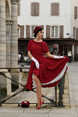 Cindy-Kleid in Weinrot von The Seamstress Of Bloomsbury, klassischer Vintage-inspirierter Stil der 1940er Jahre