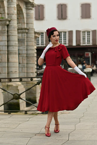 Cindy-Kleid in Weinrot von The Seamstress Of Bloomsbury, klassischer Vintage-inspirierter Stil der 1940er Jahre