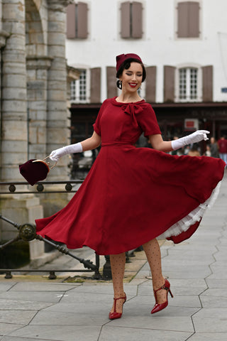 Cindy-Kleid in Weinrot von The Seamstress Of Bloomsbury, klassischer Vintage-inspirierter Stil der 1940er Jahre