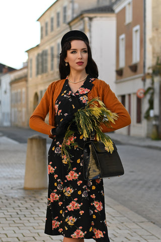 Wickelkleid „Peggy“ in Schwarz mit Mayflower-Print, klassischer Vintage-Stil der 1940er Jahre